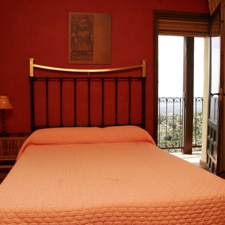 cama en habitación con balcón